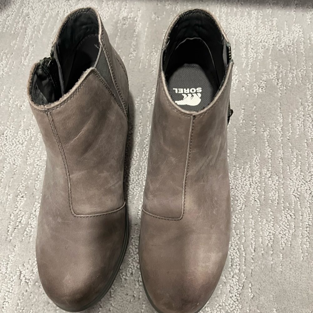 Size 7.5 sorel boots. Worn 3 times.
